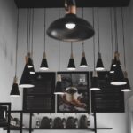 Moderne zwarte metalen hanglamp in een stijlvolle woonkamer, perfect voor elke inrichting.