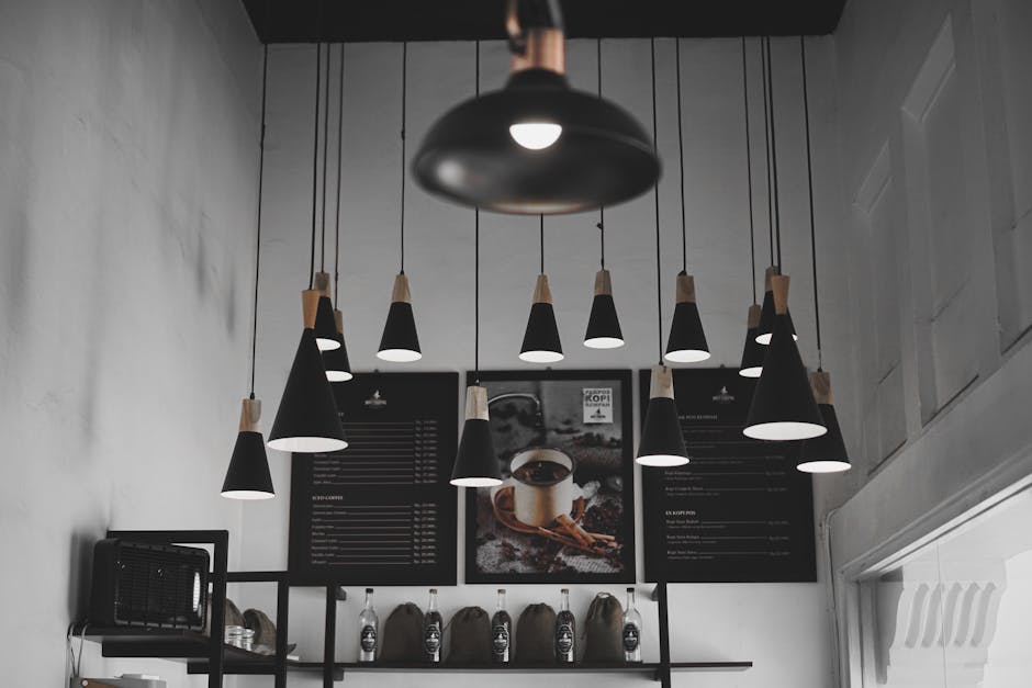 Moderne zwarte metalen hanglamp in een stijlvolle woonkamer, perfect voor elke inrichting.